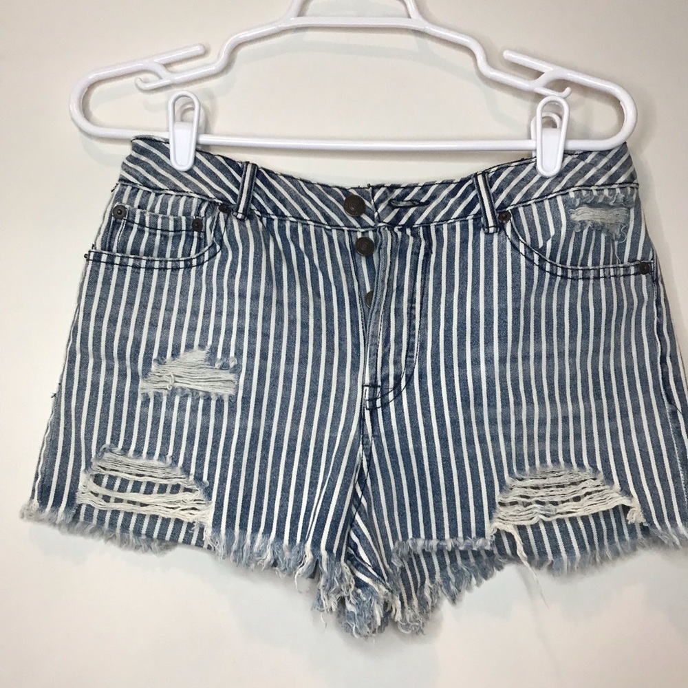 Forever 21 Mid Rise Cut Offs - Picture 3 of 4
